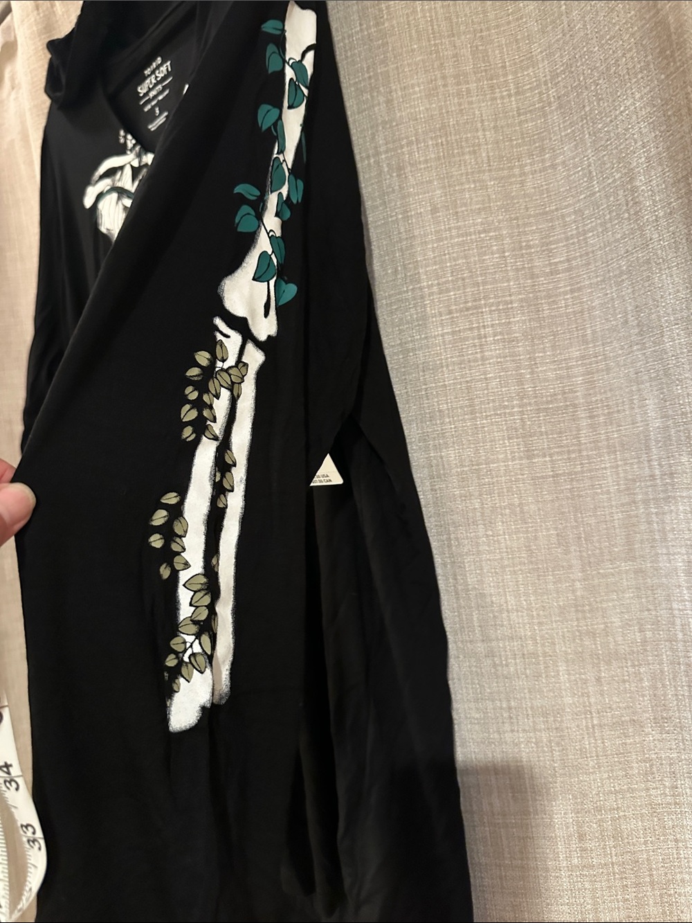 torrid Super soft Black Hooded Tunic White Ribcage & Teal Vine Print size 3x - Picture 3 of 5